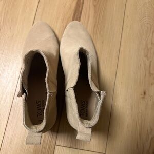 Tom’s wedge booties